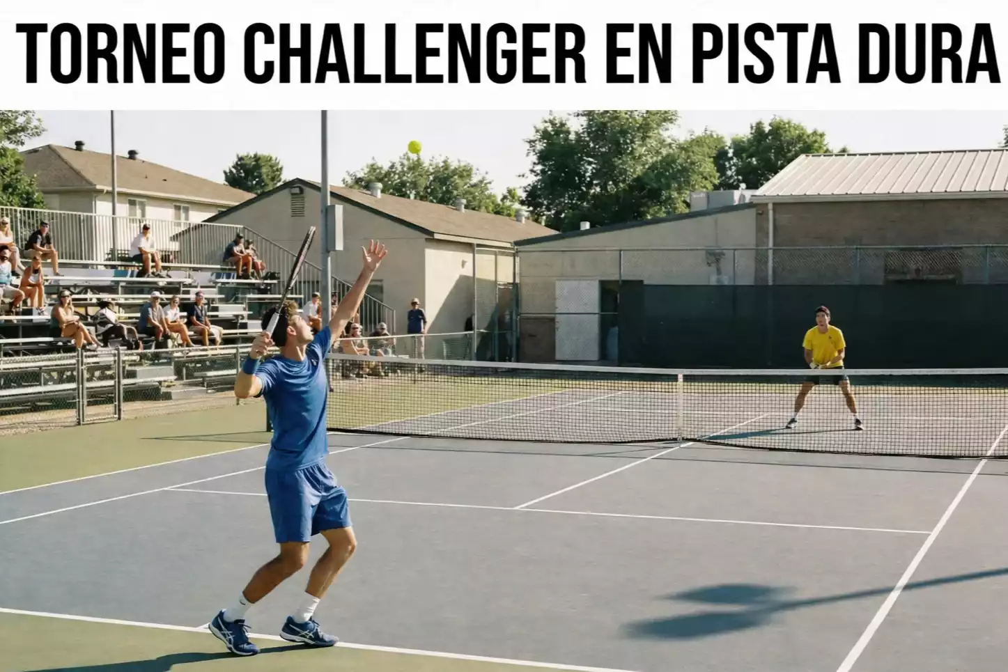 Pequeña pista de tenis al aire libre durante un torneo Challenger con gradas modestas y un jugador sacando bajo el sol