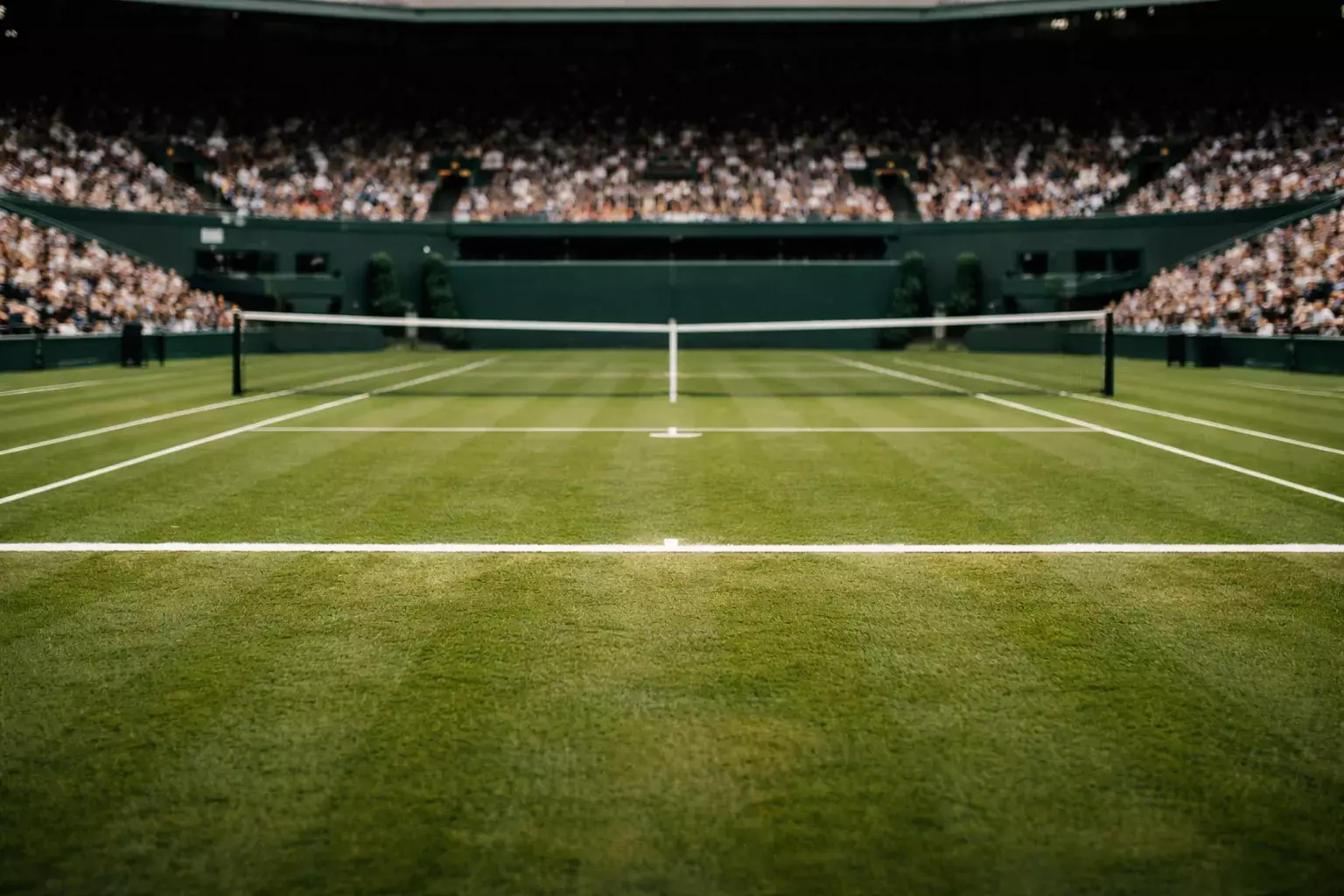 Pista de tenis de césped verde perfectamente cortado estilo Wimbledon