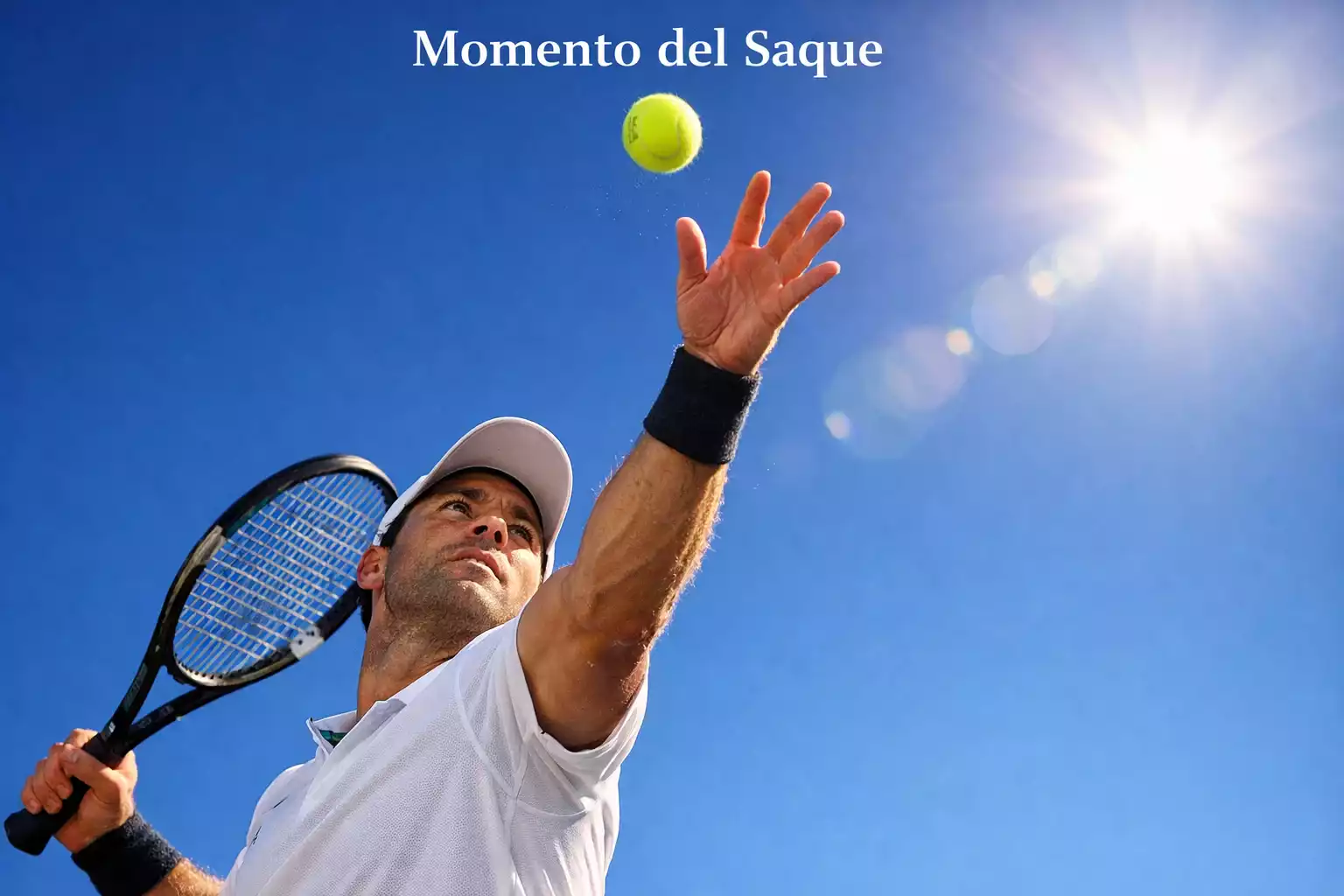 Primer plano de un jugador de tenis en el momento exacto del lanzamiento de la pelota antes de ejecutar un saque potente