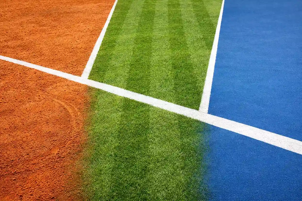 Tres tipos de pistas de tenis mostrando tierra batida, césped y pista dura